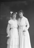 Fru M. Strandberg med dotter Helga, Älvsbyn