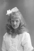 Margit Löfström, dotter till Kamrer Ivar Löfström. Gefle-Posten