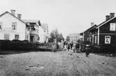 Grinden på Hyttgatan. Gräns mellan Bruket och Yttre Sandviken.
Omkring år 1906.
