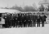 Knallare troligen på 1890-talet. En del av dem blev kvar i Gävle som affärsmän.
1. Frans Norén, Grönhögs församling, Solberga by, Västergötland
2. Enander (Skäggan), Länghem Socken, Västergötland
3. Erik Carlsson, skohandlare, från Närike
4. August Åberg, Grönehögs socken, Hogabergs by, Västergötland
5.
6.
7. August Andersson Manufakturhandlare från Boråstrakten, Smedjegatan
8. Schewelius
9. Nordlander
10. Troberg
11. Oskar A Pettersson, född i Toarp utanför Borås
12. J P Johansson
13. Stenkvist
14.
