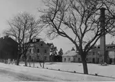 Gefle Glasbruk.
Byggnader fr. vänster
1. Mellersta bostadshuset
2. Disponentbostaden/kontoret
3. Magasin
4. Hyttan med mängdkammaren
Bilden tagen från Västra vägen i förgrunden.