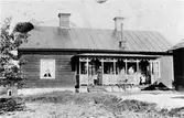 Lundins i Brunn, 1913
Ägdes av skräddare Olof Lundin vilken hade sin verkstad inrymd där. Byggdes ursprungligen som skola. Huset köptes av Lundins far och benämndes då 