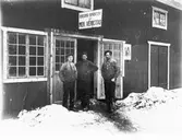 Knut Lundins bilverkstad i Brunn 1923.
Började som mekanisk verkstad, inrymd i Hjortas uthusen. Dessa uthus byggdes i början 1900-talet.
Från vänster: Henning och Knut Lundin (Brunn), Erik Skoglund (Västbyggeby).
