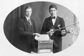 Två Hedesundamusiker på 1920-talet.
Helge Sundström med dragspel, Elov Eklund med fiol.