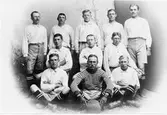 1908 års fotbollslag från Hedesunda.
Stående från vänster: Simon Vestlund, Erik Andersson, Dardanel, Anders Andersson, Elon Sörling.
Sittande från vänster: Lasse Andersson, Pelle och Olle Persson, Brink,
Längst fram från vänster: Erik Eriksson, Lars Olov Ljungren, Okänd, Erik Eriksson (Joners-Erik) var initiativtagare till Hedesunda Idrottsförening.
