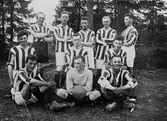 Hedesunda IF:s fotbollslag 1927.
Rickard Liv, Martin Johansson, Carl Sörling, Erik Eriksson, Konrad Sörling, Johan Jonasson, Emil Skog, Axel Andersson (Billing), Gunnar Liv, Johansson, Gustav Andersson