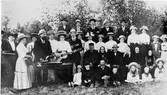 Ålbobor på bönemöte vid Kalvhaga 1912. Mannen med skägg till vänster är Johan Malm, son till den mycket omtalade soldaten och lekmannapredikanten Olof Malm.