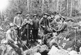 Skogsdikning i trakten av Lövåsen 1926.
Fjärde mannen från vänster är den kände älgskytten Per Löv.