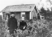 Olof Malm (1837-1912) och hustrun Sofia (1849-1917) framför sin soldatstuga i Ålbo.