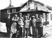 Sörlings kakelfabrik i Brunn 1923.
Från vänster: Oskar Sörling, kakelugnsmakare Johansson, Ernst och Nore Tahlin, Karl Sörling d.y., Vickströn, en vandrande gesäll kallad 