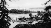 Fiskarstugor vid Bönan i Gävle skärgård. Skärgården utanför Gävle livas numera av en mängd sommarvillor. Det vackert belägna fiskeläget har blivit en omtyckt bad- och sommarort.
