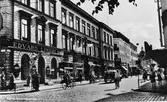 Drottninggatan. mot väster, fotograferad från Norra kungsgatan. Närmast till vänster kvarteret Nattväktaren, därefter kvarteret Almen, som numera uppgått i kvarteret Nattväktaren.