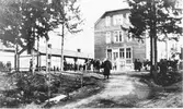 Intermezzo 1: Arbetare och arbetarkvinnor demostrerade våren 1917 utanför Korsnäsbolagets livsmedelsbutik. Orsaken var livsmedelsbristen. Ett stort uppbåd av poliser i piekelhuvor posterade kring butikshuset. Inga allvarliga intermezzon inträffade.(Arbetarbladet, Gävle.)

Intermezzo 2:
KORSNÄSARBETARNA TILLTVINGA SIG GRYN UTAN KORT
7200 grynkort ha senare anlänt för att utlämnas i distriktet

Vid halv 7-tiden på kvällen den 3 maj samlades ett par hundra arbetare från Kastets sågverk och tågade upp till Korsnäs Andelsaffär, där de tilltvingade sig gryn utan kort. Gävlepolisen ingrep och lyckades göra slut på grynförsäljningen. Samma dag hade just fördelningsnämden avsänt grynkort till orten.
