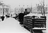 Snöforor svänger ned mot Norra Strandgatan. På andra sidan ån Södra Strandgatan.