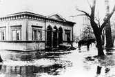 Gävle stad – Väster, Gamla Badhuset i Stadsträdgården.
Översvämning, 1930-talet.
