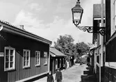Vykort över Nedre Bergsgatan, fotograferat av Ewert Jäderberg, som för effektens skull placerade ut sina två pojkar i blickfånget.
