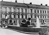 Gävle stad – Norr, Esplanaden.
Erik Grates skulptur Gudinna vid Hyperboreiskt hav vid Rådhustorget.
