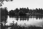 Utsikt från stadsträdgården mot regementet.
Kungsbäck