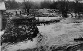 Översvämningen 1916, som raserade den gamla bron.
En man omkom. Efter denna översvämning överläts vattenrätten
från bruket till Gävle stad, som uppförde kraftverk 1924-25.
En ny bro byggdes.