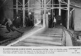 Sandvikens Järnverk, masugnutslag.
Sedan en tillräcklig mängd järn samlats i masugnens nedre del, tappas det ut. Det järn, som här ses flyta ut i rännorna för att sedan stelna till tackor, kommer till användning vid tillverkning av martinstål.