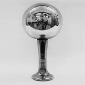 Prynadskula av glas avsedd som trädgårdsprynad tillverkad vid
Gefle glasbruk, av glasblåsare David Ramberg omkring 1915.
Tillhör Henry Ramberg, Gävle.


