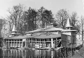 Gävle stad – Väster, Stadsträdgården.
Kallbadhuset Najaden i Gavleån, 20/4-1955.
