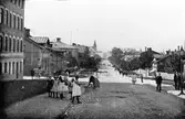 Brynäsgatan mot väster omkring 1905.
T.v diversehandel. J A Olssons varuvagn för charkuterier syns till vänster vid femte tvärgatan.