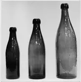 Tre flaskor från Gefle glasbruk.
Den vänstra 1/6 L tillhör Inge Hillborg, Gävle
De övriga två tillhör Länsmuseet.