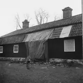 Smedslängorna Tolvfors bruk.
Pågående reparationer efter brand.