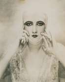 Porträtt av modell i make-up från Elisabeth Arden. 