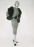 Mannekäng i klänning i svart och vit tweed, pälsboa, hatt och handskar. M. de Rauch, NK:s Franska damskrädderi.