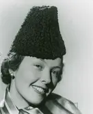 Modell i hatt av persian, hög kulle, ej brätte.