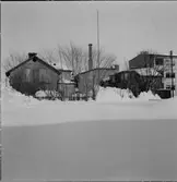Boningshus och uthus, foto från Syd-väst.