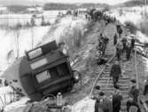 Olyckshändelser i posttjänsten. Järnvägspostbefordran. 
Tågurspårning söder om Forsmo år 1954.  Postkupé 313 upp närmast på bilden.