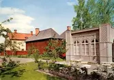 Rydholms fotoateljé. Byggnaden flyttades till Gamla Linköping från Badhusgatan 5. Byggnaden uppfördes 1874 som fotoateljé för fotograf Svante Rydholm. Från 1880-talets slut användes den som möbelaffär och senare som skomakeri. 
Byggnaden kallades Grands serveringspaviljong från 1958. 2019 gjordes nya forskning som ändrade byggnadens historik. 