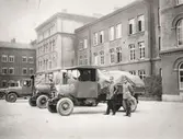 Lastbilar vid Livgardets byggnader i Stockholm.

Orig. texten (som visat sig vara felaktig): 