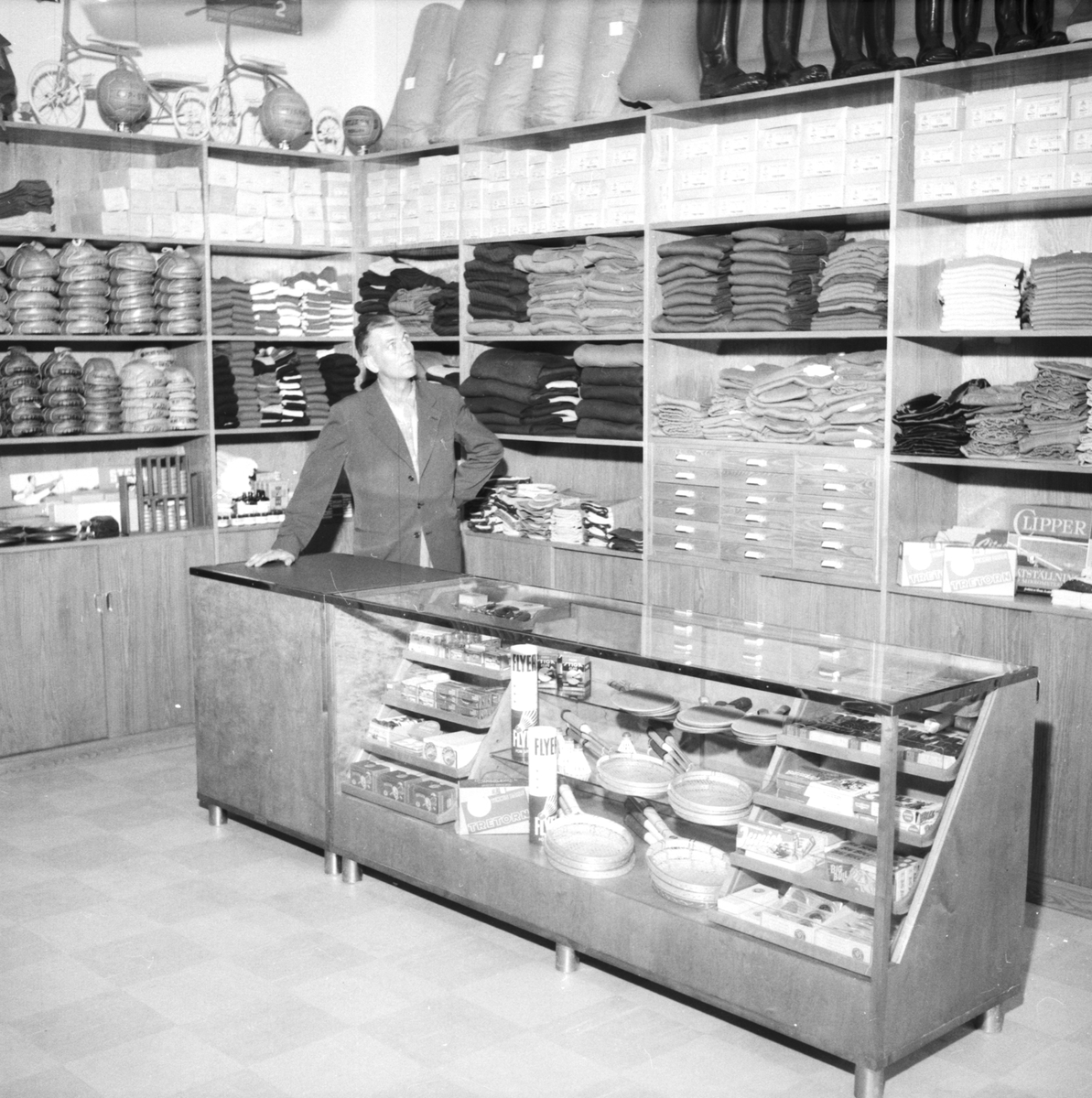 Orig. Text: Gösta Malms Sportaffär. 10/8. East. The photo shows the interior of Gösta Malm’s sports sphere in Weider’s house. Jöns Carlsson applied for a building permit to construct a four-storey stone house on the plot of St Lars’s block 37b. He did not complete the building, but was bankrupt in 1906. The property was then acquired by dealer Erik Bellinder who completed the building. The name of the house comes from director Wilhelm Weider who bought the house in 1918. In 1968, a fire broke out in the attic floor, causing the building board to demand that the building be demolished immediately with the fire damage. Older real estate designations: St Lars neighborhood 37b, Braxen 1, Braxen 12, and today Braxen 17.