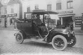 Droska på Storgatan. Droskor fanns i Linköping i början av 1930-talet. Verksamheten utvecklades senare till Taxi. Stationer hade man på två ställen i staden: på Stora torget framför gamla rådhuset och på torget framför S:t Larskyrkan utanför Sparbanken.