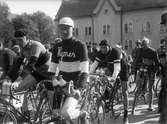 Cykeltävling, samling på Borggården. Martin Fransson, cykelstjärna i Hymer och senare ordförande i Derby.