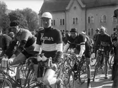 Cykeltävling, samling på Borggården. Martin Fransson, cykelstjärna i Hymer och senare ordförande i Derby.