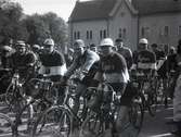 Cykeltävling, samling på Borggården. En av deltagarna är Martin Fransson, cykelstjärna i Hymer och senare ordförande i Derby.