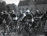 Cykeltävling, samling på Borggården. En av deltagarna är Martin Fransson, cykelstjärna i Hymer och senare ordförande i Derby.