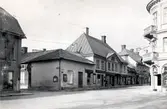 Tornbergska gården även kallad Götahuset vid korsningen Storgatan/S:t Larsgatan. I slutet av 1940-talet breddades S:t Larsgatan och den lägre delen av huset togs bort. Huset flyttades till Gamla Linköping från Storgatan 38. Byggnaden uppfördes efter den svåra branden år 1700 av rektor Simon Löfgren (d 1723). 1762 köpte Zacharias Lindberg (1727-86), denne drev en manufakturaffär och grundade stadens första industri, en bomulls- och linnefabrik. 1792 köpte guldsmeden Nils Tornberg huset och gav byggnaden dess nuvarande utseende genom att putsa den och ge den sin fronton. Dock behöll byggnaden ännu vid mitten av 1800-talet sitt spåntak.