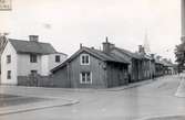 Den gamla bebyggelsen vid korsningen Ågatan/Repslagaregatan. Dessa revs 1944 när polishuset, numera (år 2006) Näringslivsets Hus, skulle uppföras.