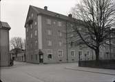 Orig. text: 16 april. Byggmästare Andersson, huset drottninggatan 31.

Korsningen Klostergatan/Drottninggatan.