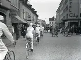 Majkarneval, Bomans pojkar och cyklister på S:t Larsgatan.