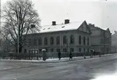 Föreningen för KFUM, KFUK. Vid korsningen S:t Larsgatan/Drottninggatan.