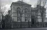 Orig. text: Sankt Larsgatan 42. Rådman Hultmarks villa.

Byggnaden uppfördes 1899-1900 av bankdir. Berhard Söderbaum (1851-1926), ägdes 1912-1935 av rådman Richard Hultmark (1867-1935), sedan av konsul K. A. Ullholm (1890-1974) och efter honom av svärsonen Sture von der Burg.