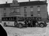 Orig. text: Bussar

Två bussar på Yttre Borggården med slottet i bakgrunden. Flera dagliga bussturer gick mellan Linköping och Malmslätt. Det synes som om genombrottsåret för busstrafiken i Linköping var 1922. 
Den främre bussen var av märket Scania Vabis.