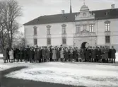 Gruppbild på borggården med slottet i bakgrunden. Kan möjligen vara Nationella Ungdomsförbundet (?)